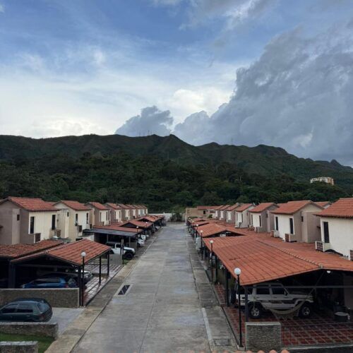 CASA TIPO TOWNHOUSE DE ESQUINA EN OBRA GRIS EN VENTA EN RES ALTOS DE MONTE ALEGRE URB TAZAJAL NAGUANAGUA EDO CARABOBO