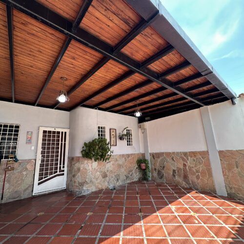 Casa de 2 Niveles en Venta en Paraparal Sector Miralvalle Los Guayos