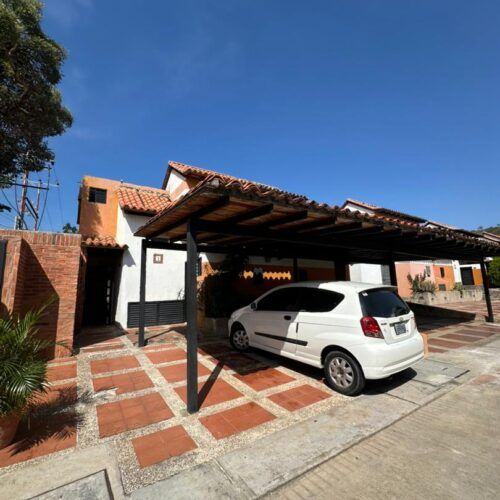 Townhouse en Alquiler en Conjunto Residencial Cumbres de Monte Alegre III Tazajal Naguanagua