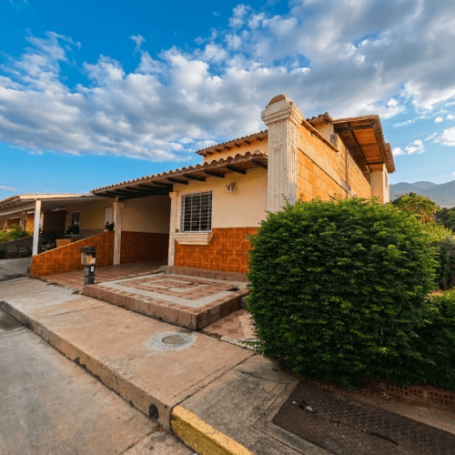 En Alquiler  2 Casas en Res. Laguna Club, San Diego, Edo. Carabobo.