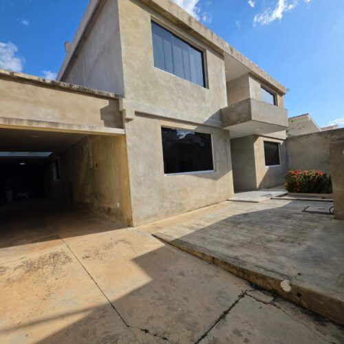 Casa de 2 Niveles en Venta ubicada en la Urb Trigal Sur Valencia Edo Carabobo