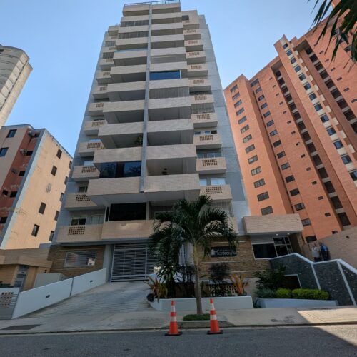 Vendo Apartamento en Res Montecarlo en la Urb Las Chimeneas Valencia Edo Carabobo