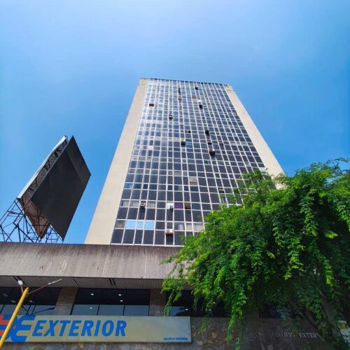 Oficina / Consultorio en Venta para remodelar en La Torre Exterior – Av Bolivar Valencia