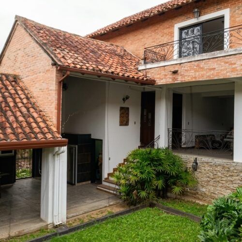 CASA LUJOSA EN VENTA EN LA ENTRADA URBANIZACION ALTAMIRA NAGUANAGUA CARABOBO