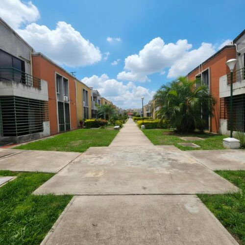 Apartamento en Venta Ubicado en Conjunto  Residencial  Tejados de San Isidro Los Guayos Edo. Carabobo.
