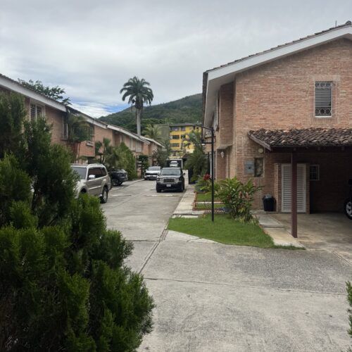 Townhouse en Venta en Zona Exclusiva Guataparo Valencia Carabobo