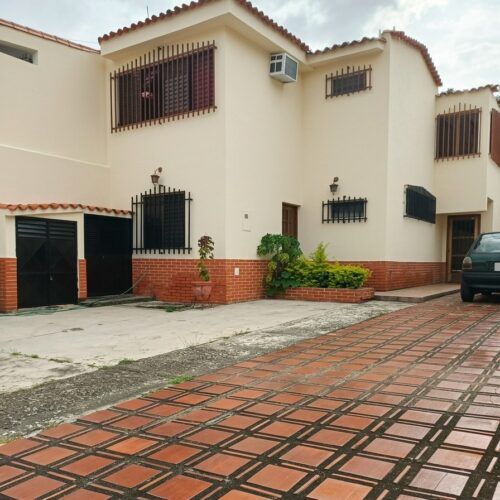 CASA QUINTA EN VENTA EN URBANIZACION CARIALINDA  NAGUANAGUA