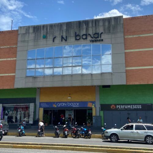 Local Comercial en Alquiler – C.C. Gran Bazar, Av. Lara Valencia (Planta Alta)