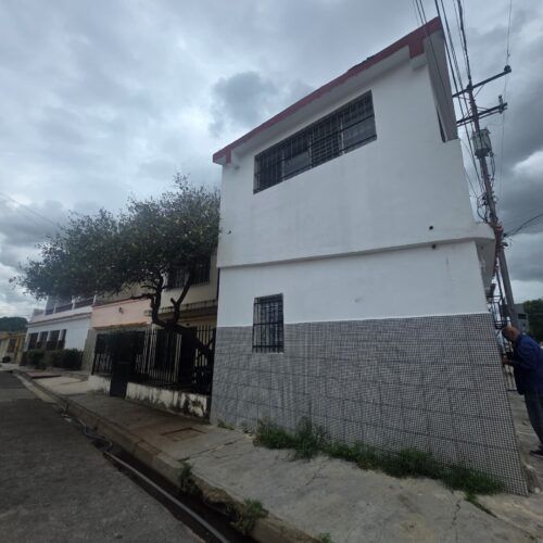 CASA COMERCIAL CON LOCALES EN PLANTA BAJA EN VENTA EN SANTA ROSA VALENCIA EDO CARABOBO
