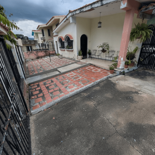 Casa en Venta a Remodelar en Trigal Centro Calle Cerrada Valencia Edo Carabobo