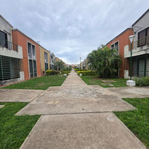 Apartamento en Venta Ubicado en Conjunto  Residencial  Tejados de San Isidro Town house Los Guayos, Edo. Carabobo.