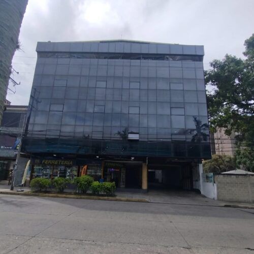 Oficina en Alquiler en  Edificio Imperial ubicado a pocos metros de la Av Bolivar Valencia