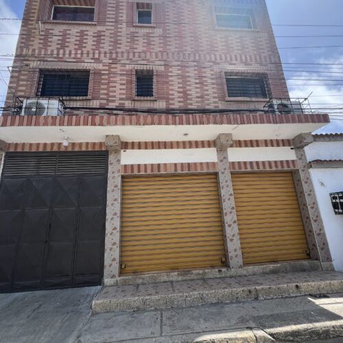 Edificio Comercial en Venta en Tucacas Estado Falcón Ubicación estratégica a una cuadra del mar.