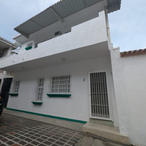 Townhouse de 3 Niveles en Venta en Condominio Cerrado Av Bolívar Valencia