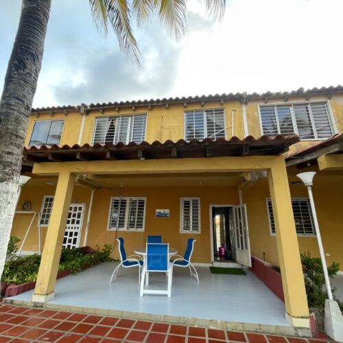 Townhouse Amoblado en Venta en Res Marina Napoli Tucacas Falcón